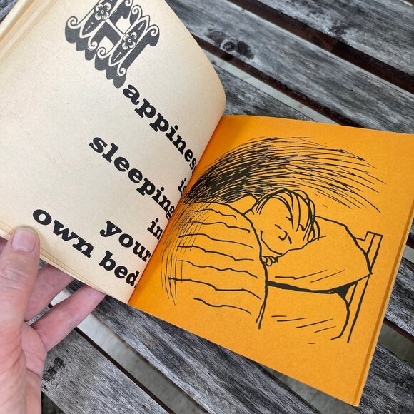 VINTAGE CHARLES SCHULZ MINI BOOK HAPPINESS IS A WARM PUPPY 🐶 FIRST EDITION 1970 - Picture 5 of 14